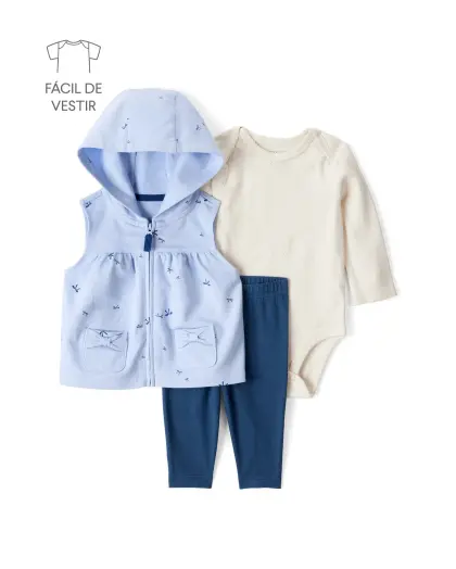 Colete azul com capuz, body claro de manga longa e calça azul